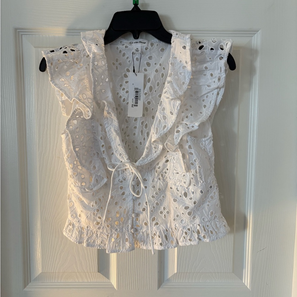 NWT The Drop- Margo White Eyelet Ruffle Sleeveless Top - Picture 2 of 3
